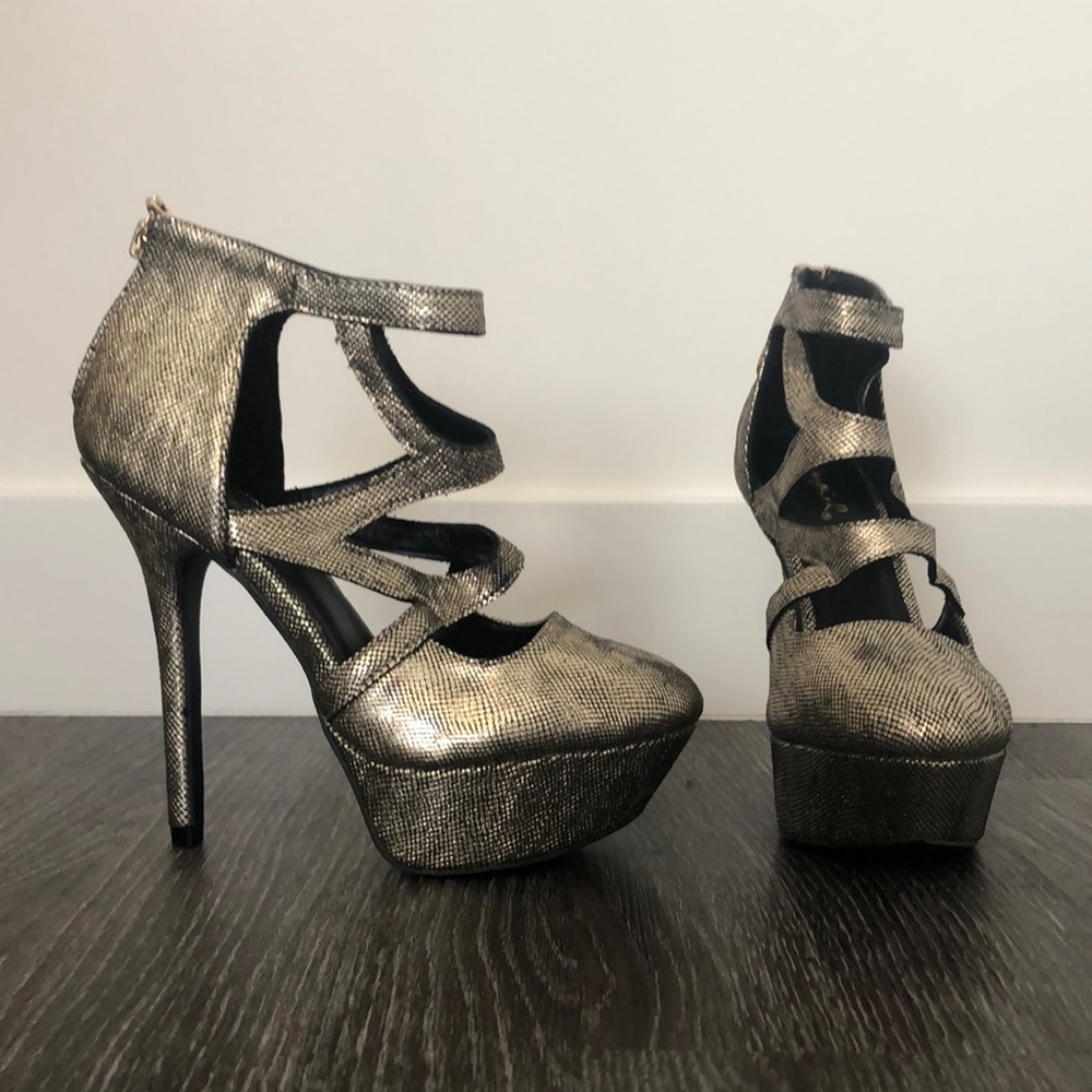 **flash sale** Strappy metallic heels